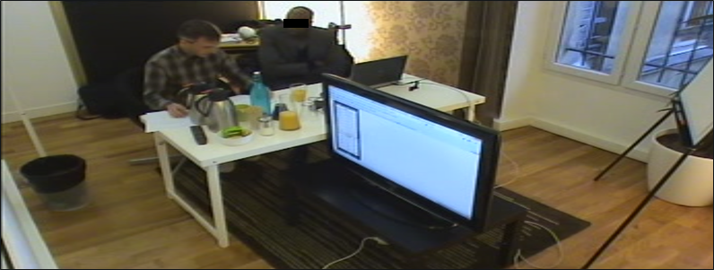 On voit l’ergonome sur la gauche de l’image, placé à droite d’un utilisateur. Ce dernier est devant l’ordinateur portable sur lequel les prototypes étaient présentés.